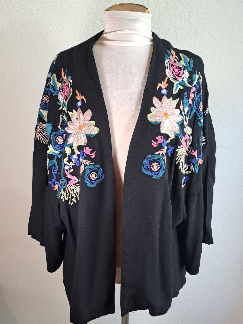 Umgee Anthropologie Women’s Kimono Black Size Large Floral Embroidery Cardigan
